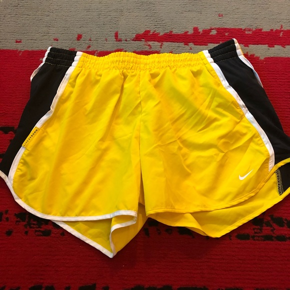 Nike Dri Fit Livestrong shorts Size Medium - Picture 1 of 4